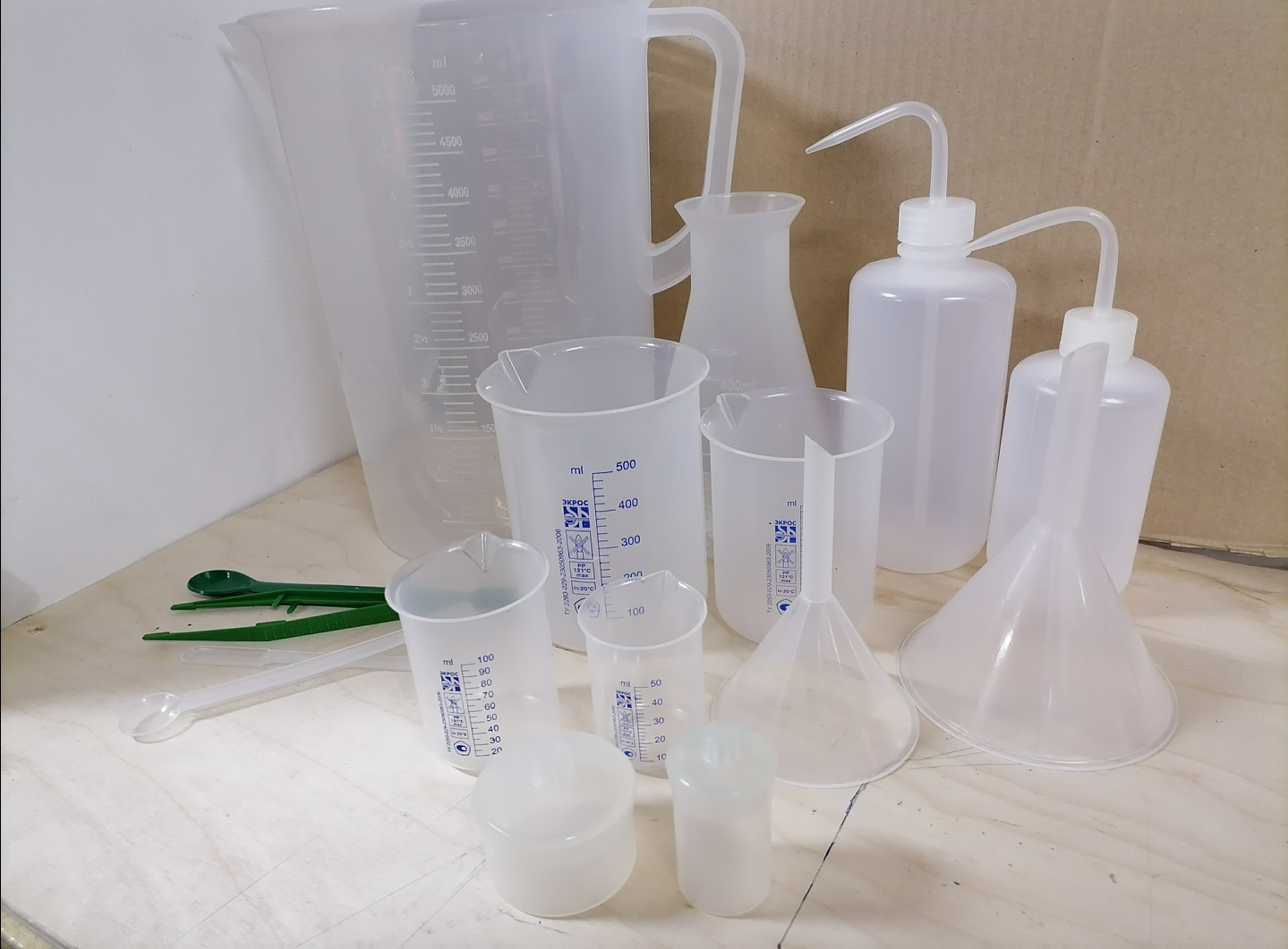 Лабораторная посуда и принадлежности из пластика 